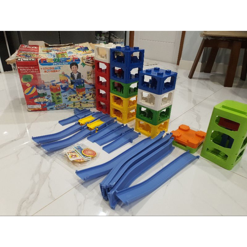 รางรถ Tomica ขนาดใหญ่ต่อได้หลายแบบ