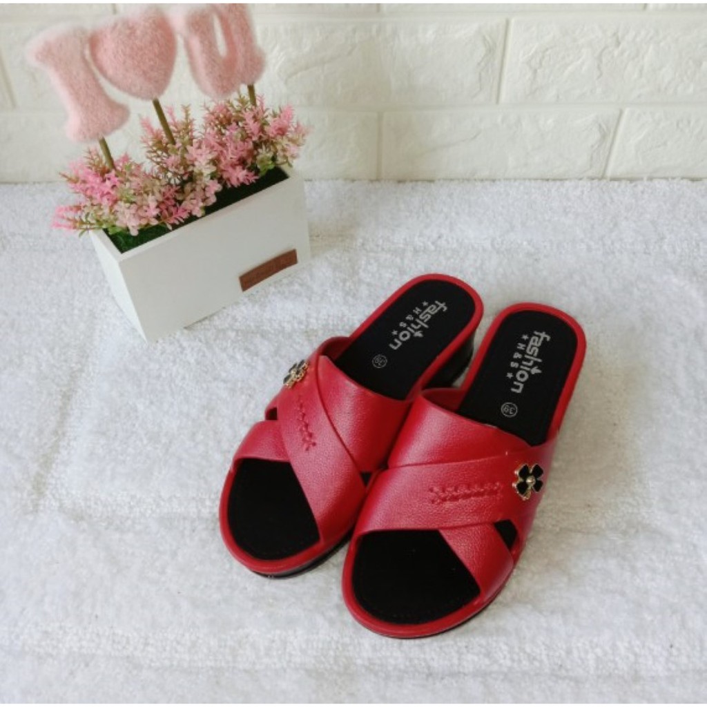 𝑳𝒂𝒆𝒊 𝒃𝒂𝒈&𝒔𝒉𝒐𝒆𝒔👠 รองเท้าแตะส้นตึกสีพื้น มี 3 สี  ส้นหนา 2 นิ้ว สายคาดประดับดอกไม้