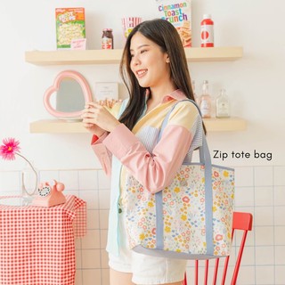 [ลดทันที 90.- ใช้โค้ด SEPALBA] PERF : Zip tote bag กระเป๋าสะพายมีซิป (ลาย baby flowers)