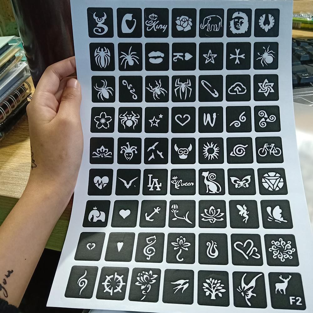 Glitter Tattoo Stencil ผู้หญิงเด็กผู้หญิงเด็กวาดแม่แบบขนาดเล็กน่ารักดอกไม้ผีเสื้อการ์ตูน Henna Tattoo Stencils