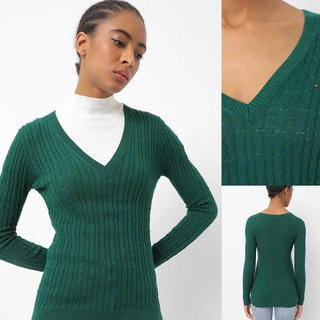 tommy hilfiger v neck sweater  เสื้อเสวตเตอร์คอวี ปักโลโก้เล็กๆที่หน้าอก เนื้อผ้าคอตต้อน ผ้าเนื้อนิ่ม เนื้อผ้ายืด