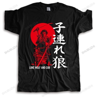 [S-5XL] GILDAN 【Classic Fashion】เสื้อยืดลําลอง ผ้าฝ้าย 100% พิมพ์ลายหมาป่า และลูกบาศก์ Kozure Lone Wolf And Cub ทรงหลวม