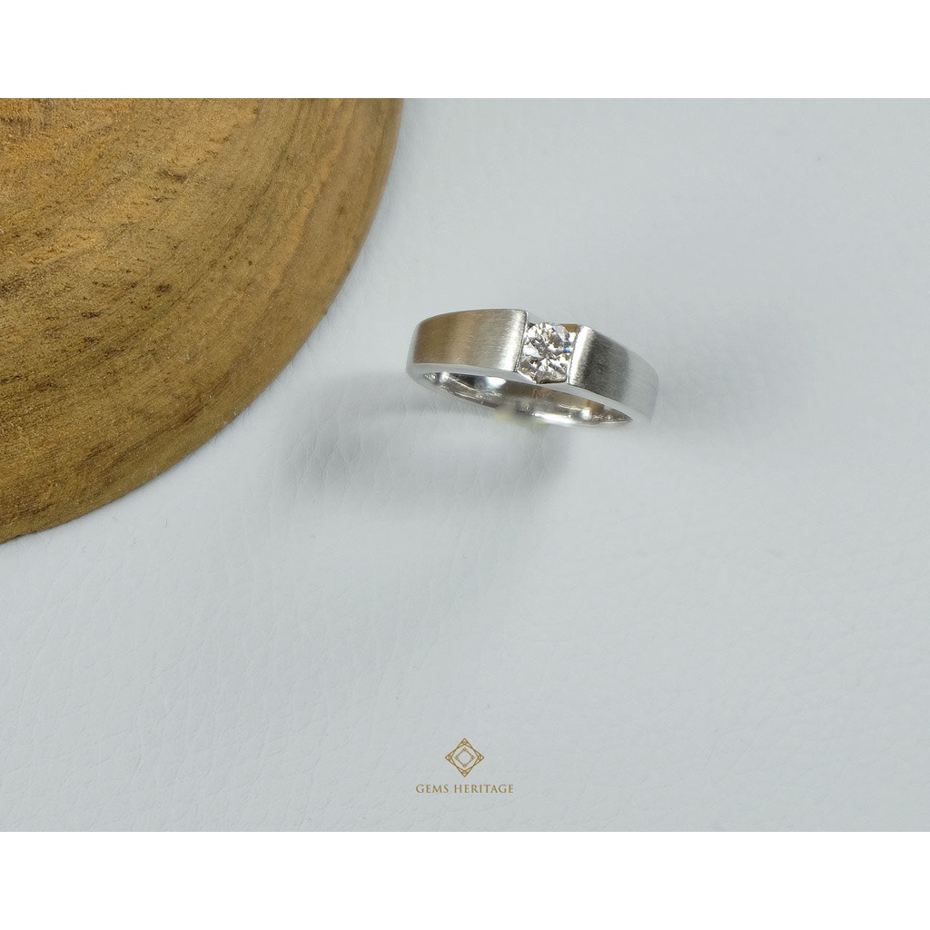Gems Heritage แหวนคู่แหวนแต่งงานผู้ชายดีไซน์โมเดิร์นเรียบเท่ ฝังเพชรแท้เม็ดเดี่ยวน้ำ99(GIA 3Ex)เรือน18Kทองคำขาว (RWG266)