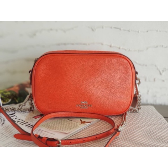 (ผ่อน0%) กระเป๋า สะพายข้าง หนังแท้ สีส้ม แดง ISLA CHAIN CROSSBODY BAG COACH F25922 ORANGE RED