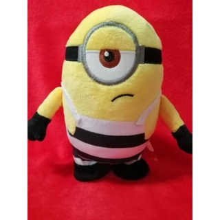 ตุ๊กตา​ มินเนียน​ Minion ใส่ชุดคุกเดิน​ ตั​วสูงประมาณ​ 20​ ซม.​