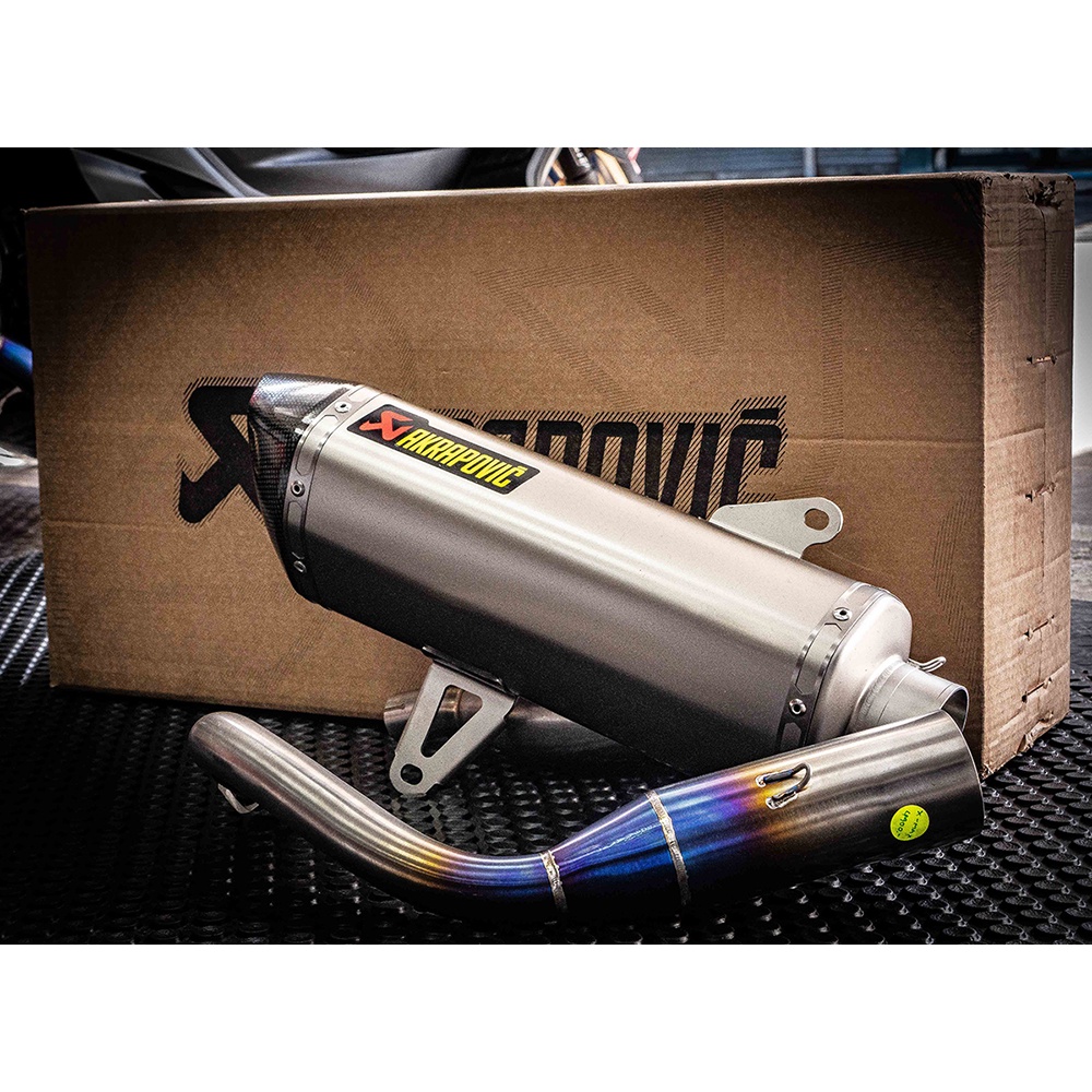 ท่อ Akrapovic titanium slip on แท้สำหรับ XMAX 300 ปีเก่าพร้อมคอไทเท ตรงรุ่น !!!