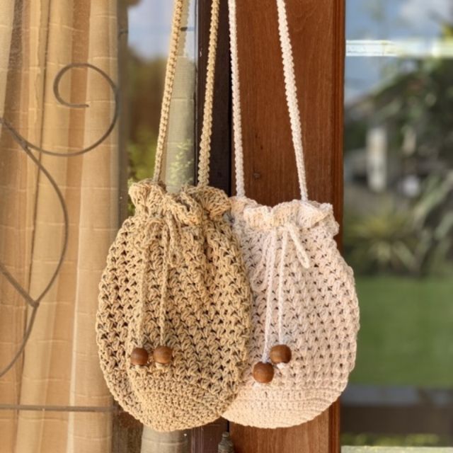 กระเป๋าถักสะพาย สายหูรูด   มี 5 สี ขาว ครีม กากี เขียว กรม