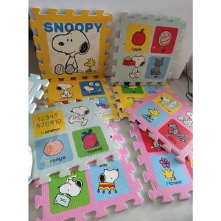 แผ่นรองคลาน Snoopy พร้องถุง ของแท้มือสองสภาพดี  แผ่นรองคลานมือ 2 สภาพดี ขนาด 106 cm.×106 cm. มาพร้องถุงหิ้วเก็บพกพาไปในท