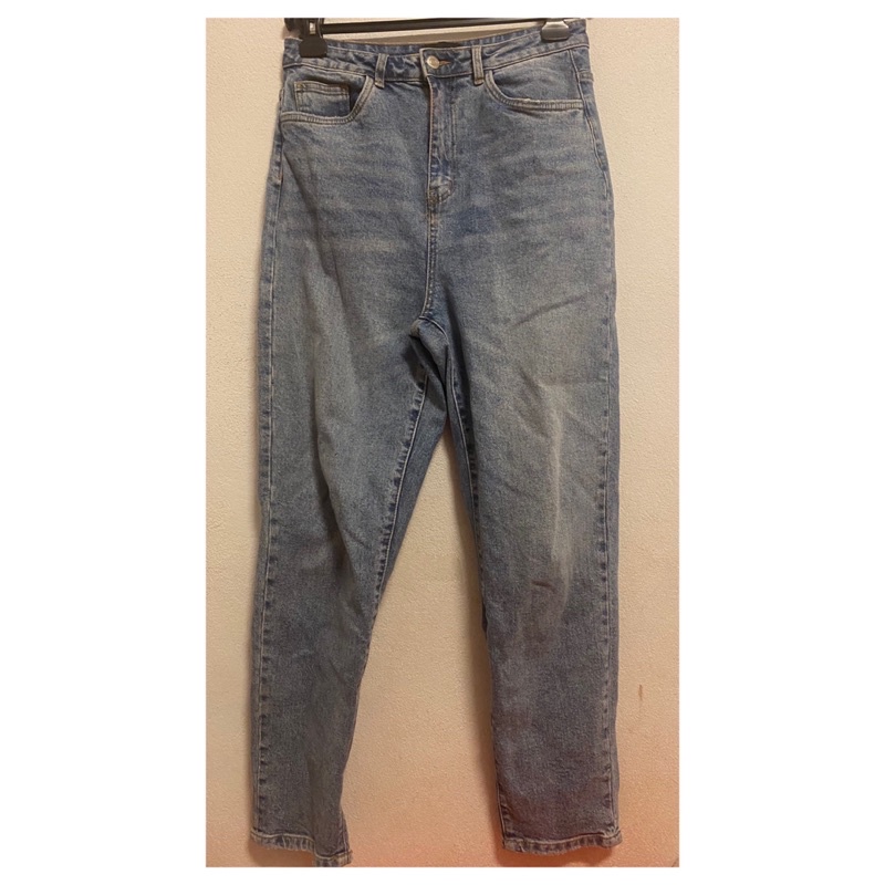 กางเกงยีนส์ ขากระบอก ป้าย VERO MODA  ตำหนิสีแดงตกใส่  เอว  30 สะโพก  40”  200.-