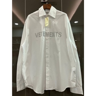 VETEMENTS LOGO GLITTER COTTON POPLLIN LONG SLEEVE SHIRT IN WHITE เสื้อเชิ้ตคอปกแขนยาว แบรนด์เวตมองต์สสีขาว ปักเลื่อมเงิน