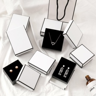 พร้อมส่ง💕กล่องใส่สร้อยสีขาวขอบดำ กล่องใส่ต่าง ข้างในมีฟองน้ำกำมะหยี่อย่างดี