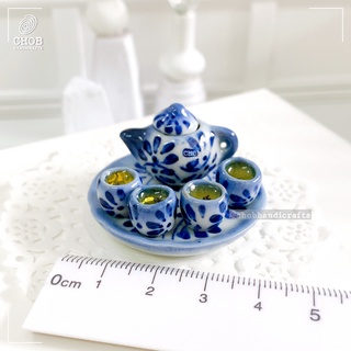 CH00173 miniature โมเดลชุดกาน้ำชาจิ๋วลายสีน้ำเงิน พร้อมน้ำชา วางบนถาด ของจิ๋วแนวศรัทธา เซียนแปะโรงสี