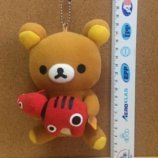 พวงกุญแจ Rilakkuma ถือวัวแดง