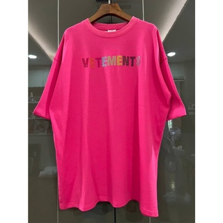 VETEMENTS RAINBOW GLITTER LOGO COTTON T-SHIRT เสื้อยืดคอกลมแขนสั้น แบรนด์เวตมองต์ส ปักเลื่อม สีรุ้ง ตัวหนังสือโลโก้