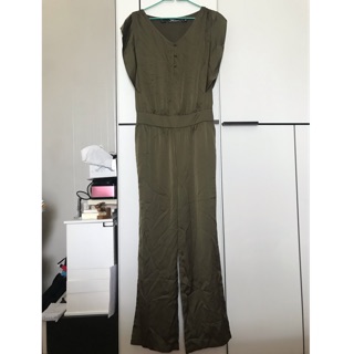 Jumpsuit cps size xs สีเขียวผ้าซาติน