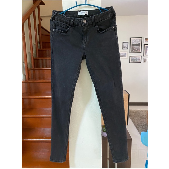 Mango Size EUR 38 สะโพก37-38 สีดำ ผ้านิ่ม ยืดอีกเล็กน้อย สภาพ 90% (เคยสวม 2 ครั้ง)