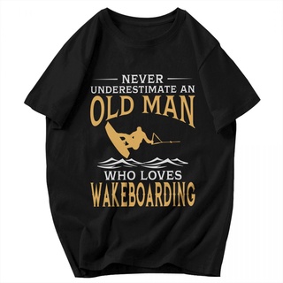 ถูกสุดๆพร้อมส่ง เสื้อยืดคอกลม แขนสั้น ผ้าฝ้าย พิมพ์ลาย Never Underestimate An Old Man Who Loves Wakeboarding โอเวอร์ไซซ์