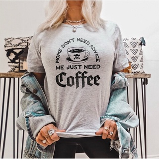 เสื้อยืดแขนสั้น ผ้าฝ้าย พิมพ์ลายกราฟฟิค Moms DonT Need Advice We Just Need Coffee สําหรับผู้หญิง