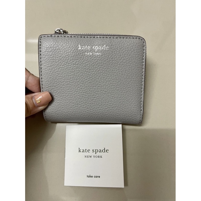 ของแท้มือ1 ส่งฟรี กระเป๋าสตางค์ใบสั้น สีเทา #WLRU6253 Kate Spade Small L-Zip Bifold Wallet