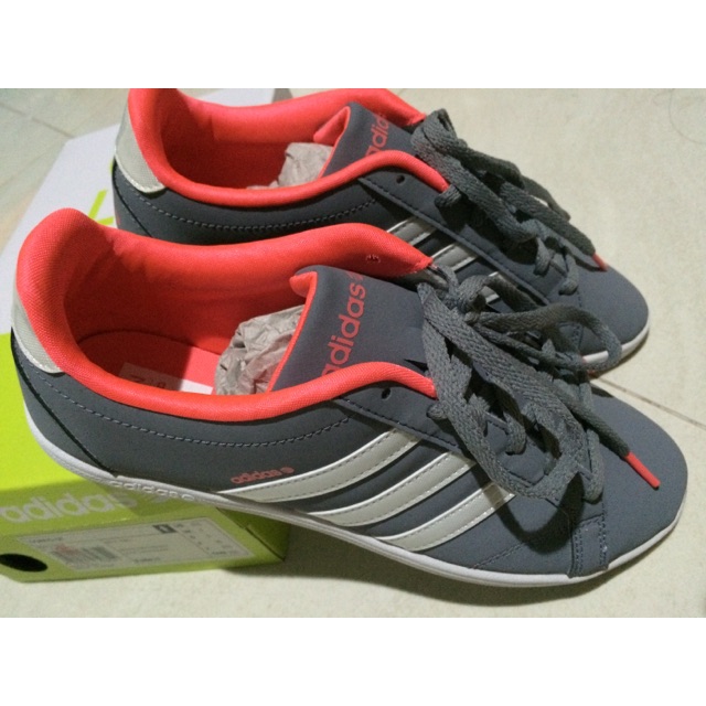 รองเท้าผ้าใบ adidas neo