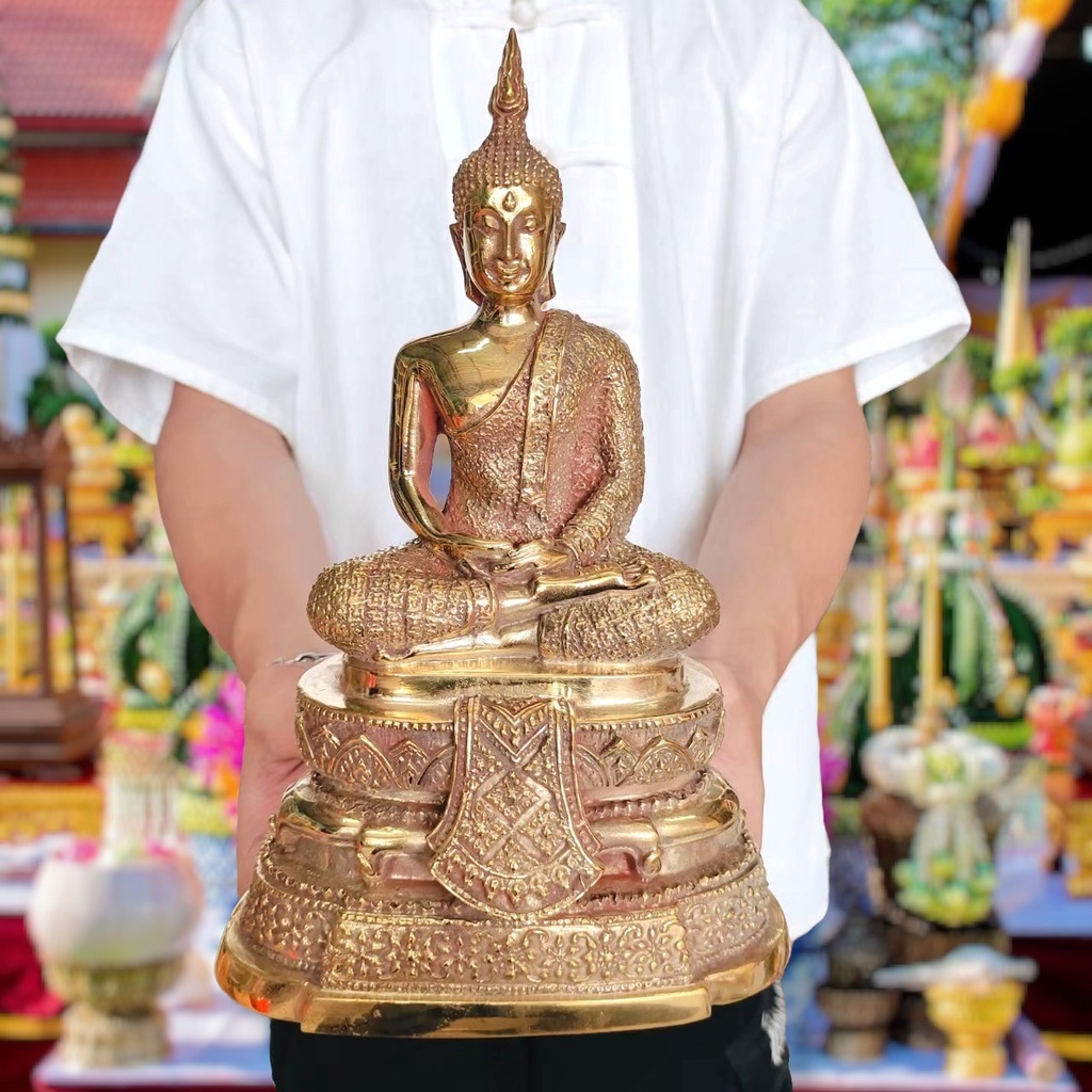 พระแก้วมรกต เนื้อทอง รุ่นสมโภชกรุงปี2500 ทรงเครื่องฤดูฝน(กว้าง7นิ้ว สูง10นิ้ว)บูชาเสริมสิริมงคลแก่บ้