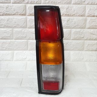 ไฟท้าย นิสสัน บิ๊กเอ็ม 993 D21 ปี95-98 
Tail Lamp NISSAN BIG M 993 D21 1995-1998 ข้างขวา RH