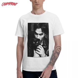 ใหม่ เสื้อยืดคอกลม แขนสั้น ผ้าฝ้าย 100% พิมพ์ลาย Ian Somerhalder The Vampire Diaries Damon สําหรับผู้ชาย และผู้หญิงS-5XL