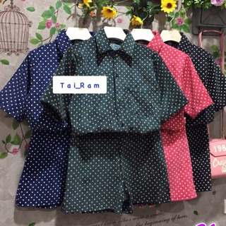 ราคา 270 บาท   เซ็ทน่ารักๆ เสื้อแขนสั้น ทรงเชื้ตคอปก กระดุมหน้า ลายจุดทั้งชุด  คู่กับกางเกงขาสั้น สม