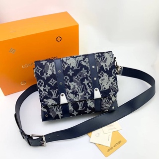 LOUIS VUITTON BLUE MONOGRAM TAPESTRY TRUNK MESSENGER BAG กระเป๋าสะพายข้างครอสบอดี้ ทรงแมสเซนเจอร์ หลุยส์วิตตอง ยีนส์