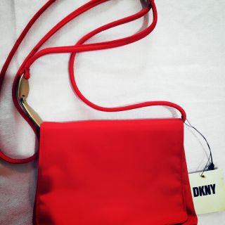 กระเป๋าสะพาย DKNY BODYสีแดงสายยาว25" ใหม่เอี่ยมมีป้ายมือ1