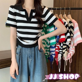 JJ shop💜 พร้อมส่ง เสื้อครอปไหมพรมคอปกแขนสั้น แหวกด้่านหน้าดีเทลรูดข้าง "83125"