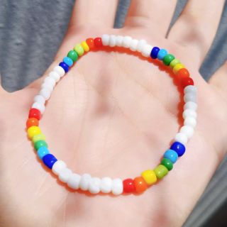 กำไลลูกปัดสีรุ้งสลับขาว 15 บาท (มีราคาส่ง)