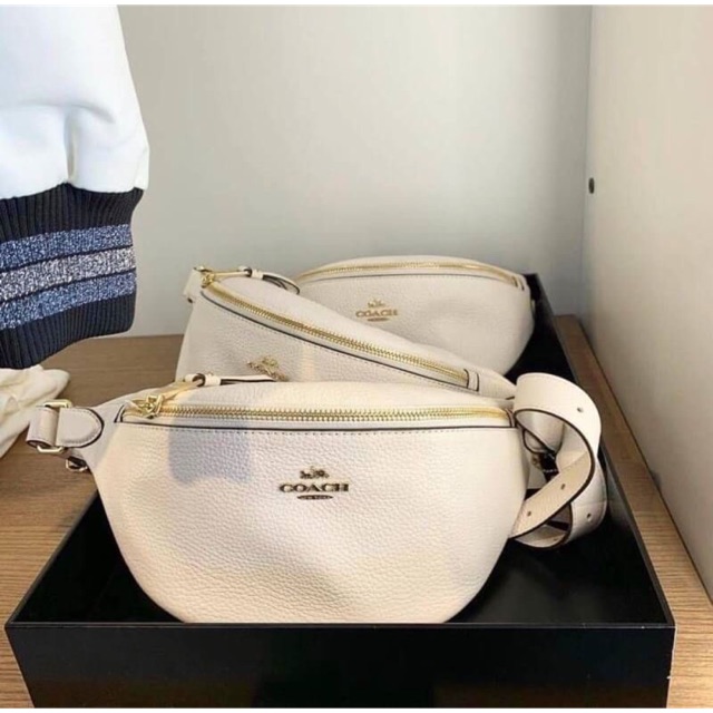 กระเป๋าคาดอก Coach สีขาว สวยมาก