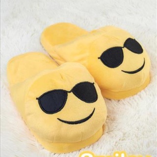 รองเท้าแตะแบบสวมใส่ในบ้านรูป SMILEY