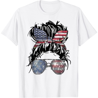 เสื้อยืดผ้าฝ้ายพรีเมี่ยม เสื้อยืด พิมพ์ลายธงอเมริกัน Messy Bun 4th of July สําหรับผู้ใหญ่
