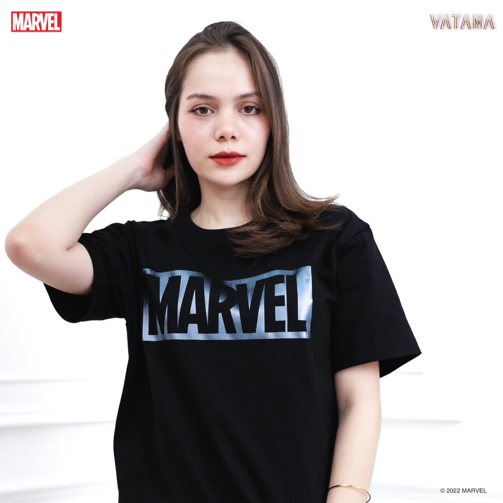 VATANA - เสื้อยืดแขนสั้น สีดำ พิมพ์ลาย MARVEL ONYX BLUE ลิขสิทธิ์ MARVEL