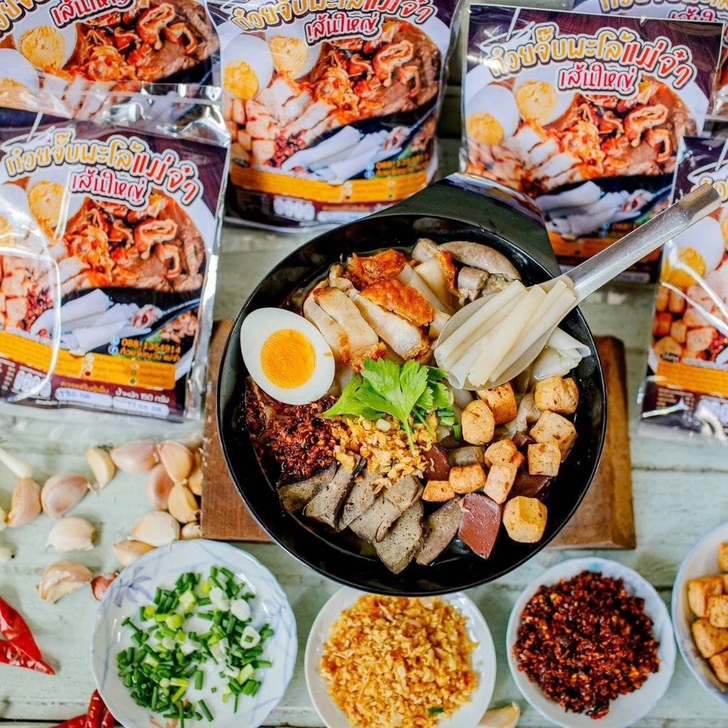 [จัมโบ้ 150g] ก๋วยจั๊บ พะโล้ เส้นใหญ่ เส้นสด 1 ห่อ มีหมูยอในซอง จัมโบ้ 6x9 นิ้ว หนัก 150 กรัม ใหญ่ที่สุดในท้องตลาด