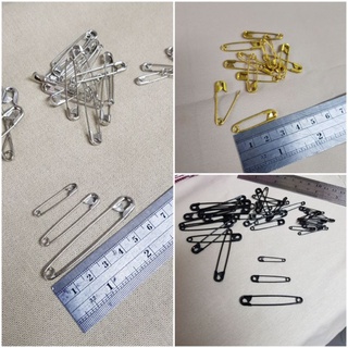 เข็มกลัด สีดำ สีเงิน มีหลายขนาดให้เลือก ตัวหนาและแข็งแรง