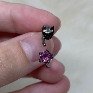 Black ruthenium plated sterling silver cat ring แหวนเงินชุบดำรูปแมว พลอยโกเมนธรรมติ สีชมพู natural garnet