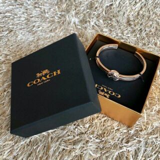 พร้อมส่ง กำไลมือcoachแท้💯💯💯
ราคา 2,790  .- (ปกติราคา3,600)free ems