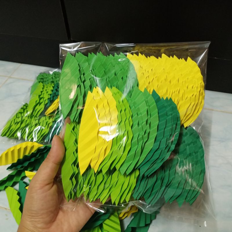 ใบไม้กระดาษติดบอร์ด ติดดอกไม้ 100 ใบคละสี