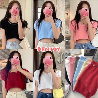 Bentoy(9572-2)เสื้อครอปไหมพรมแขนสั้น คอกลม เอวลอย ดีเทลแต่งไข่มุกตรงคอ