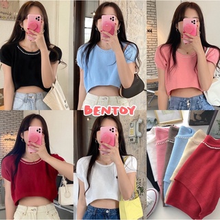 Bentoy(9572-2)เสื้อครอปไหมพรมแขนสั้น คอกลม เอวลอย ดีเทลแต่งไข่มุกตรงคอ