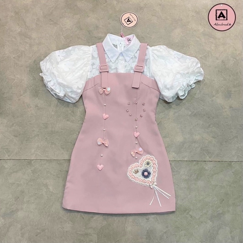 Aileen brand มินิเดรสเอี้ยมสีชมพูละมุน กระดุมคอสามารถแกะได้ ตัวเสื้อเป็นลายดอกไม้ใส่แล้วไม้คันแน่นอน
