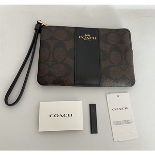 Coach Corner Zip Wristlet In Signature Canvas สีกาแฟ คาดดำ (Size S)