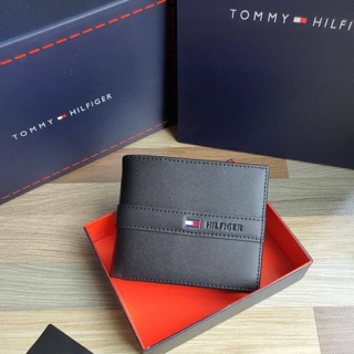 TOMMY HILFIGER SHORT WALLET กระเป๋าสตางค์ทรงสั้นแบบพับสองตอน