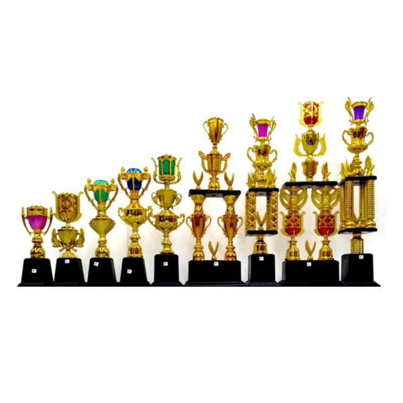 ถ้วยรางวัลพลาสติก เบอร์ 3 - เบอร์ 8 เสาเดียว สองเสาและสี่เสา (เปลี่ยนหัวได้ตามประเภทกีฬา) คละสี **ทางร้านเลือกสีให้**