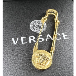 เข็มกลัด VERSACE เพื่อความปลอดภัย 2022