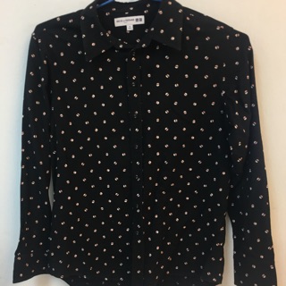 Uniqlo เสื้อ shirtลายน่ารัก ผ้านุ่มสีดำ size M used เป็นเสื้อใน collectionนึง ของ uniqlo