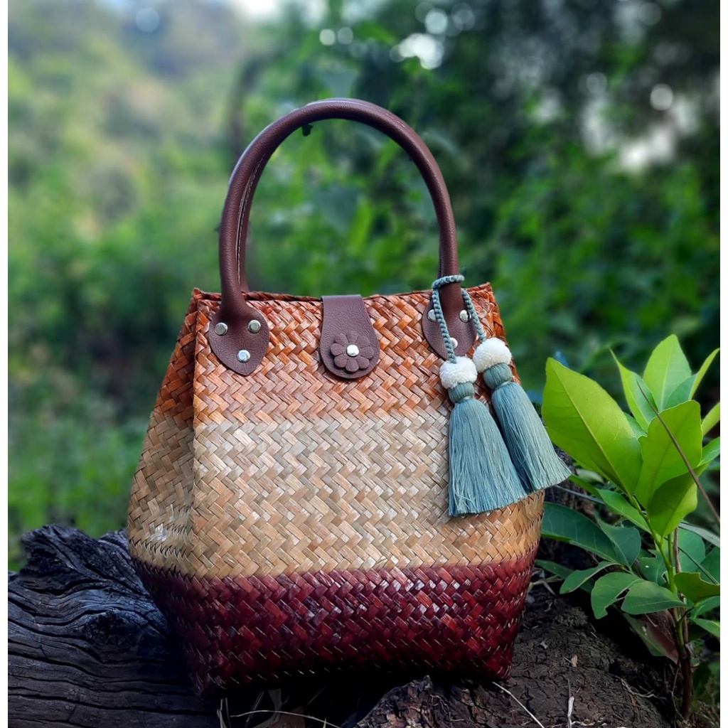 ไม่แถมพู่ ขนาด 8*8*10 นิ้วทรง 3 จีบ ไม่บุผ้า กระเป๋าสาน กระจูด   ของฝากของขวัญ ตะกร้าสาน กระเช้าสาน กระเป๋าถือ